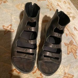 Cydwoq Vintage Caracal style Sandals